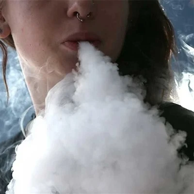 Co se stane s vaším jazykem, když příliš vapujete?